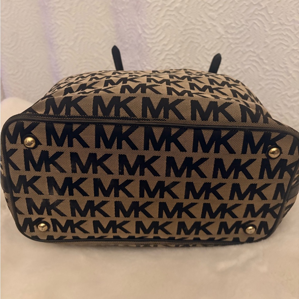 Michael Kors Signature Black and Tan Shoulder Bag - Picture 3 of 5